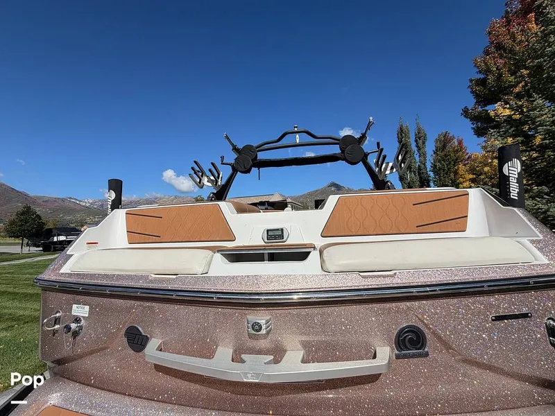 Slide: The Image of Malibu M220 2021 - 16794024