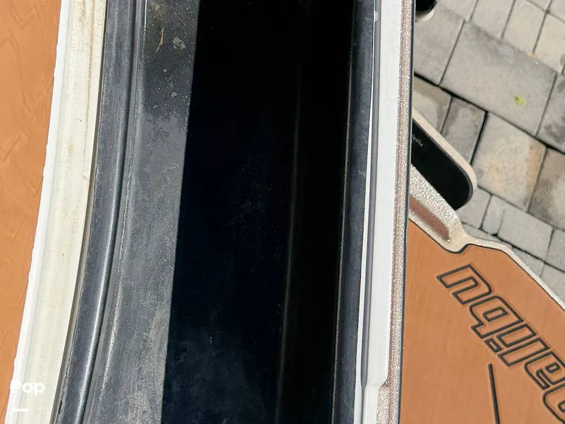 Slide: The Image of Malibu M220 2021 - 16793991