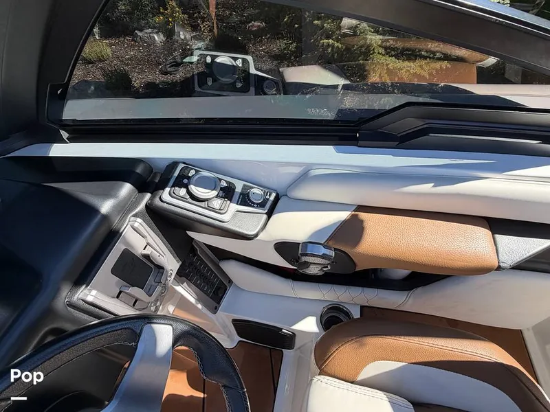 Slide: The Image of Malibu M220 2021 - 16794003
