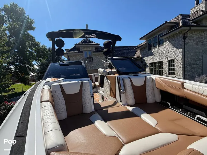Slide: The Image of Malibu M220 2021 - 16794037