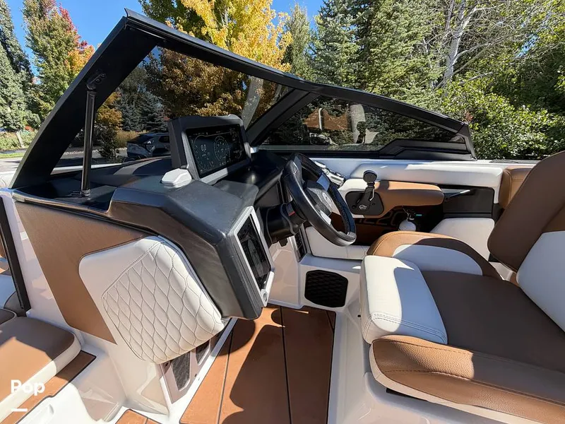 Slide: The Image of Malibu M220 2021 - 16793984