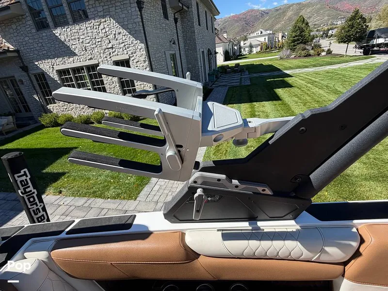 Slide: The Image of Malibu M220 2021 - 16793977