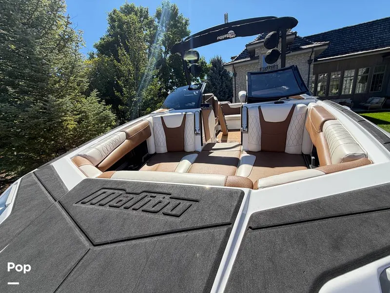 Slide: The Image of Malibu M220 2021 - 16794044