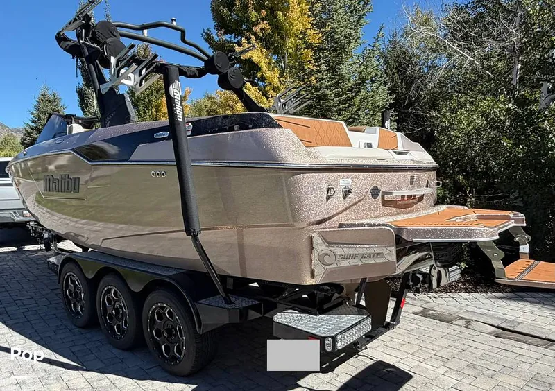 Slide: The Image of Malibu M220 2021 - 16794046