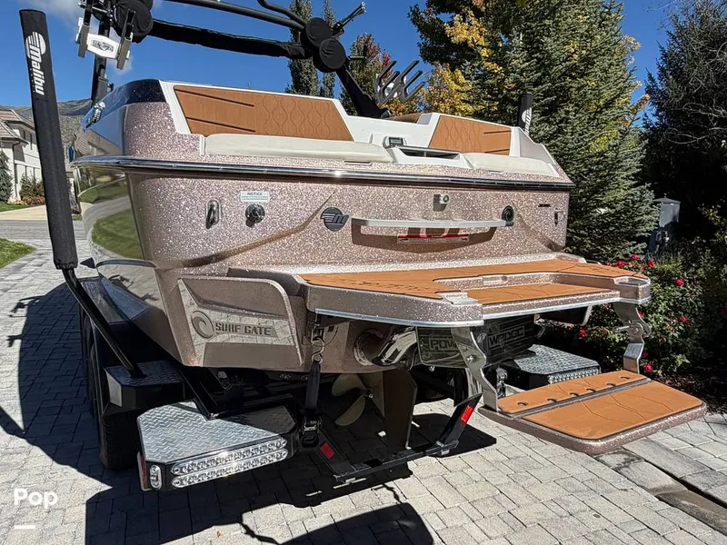 Slide: The Image of Malibu M220 2021 - 16794033