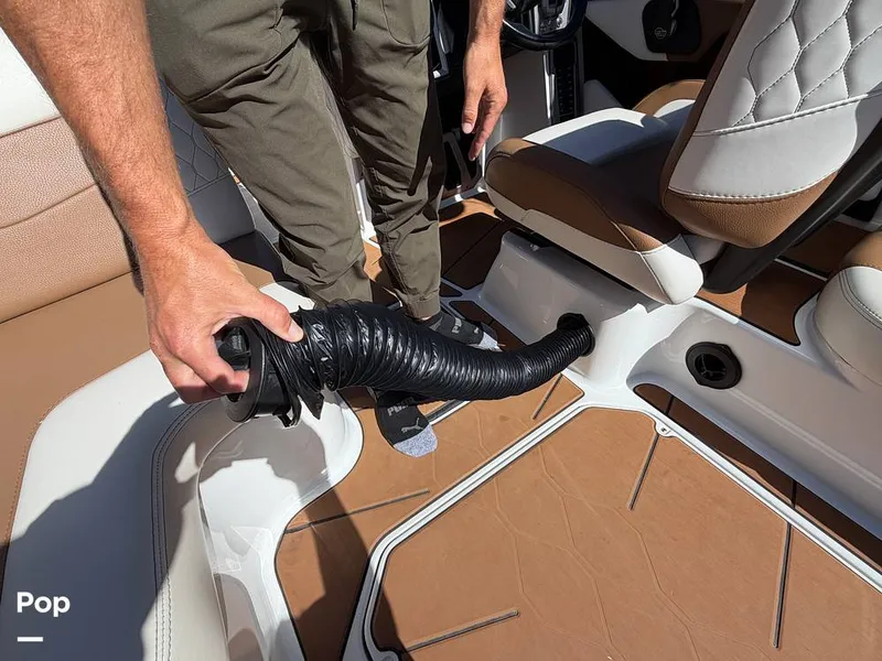 Slide: The Image of Malibu M220 2021 - 16794001