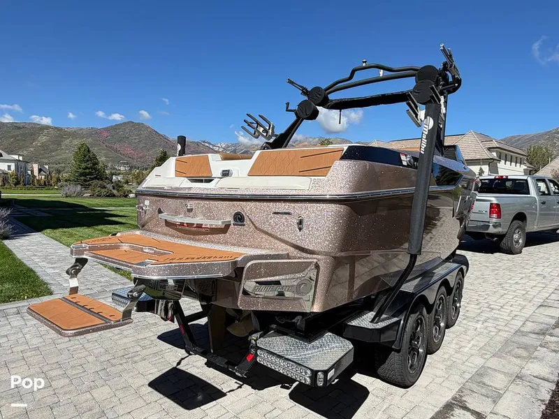 Slide: The Image of Malibu M220 2021 - 16794028