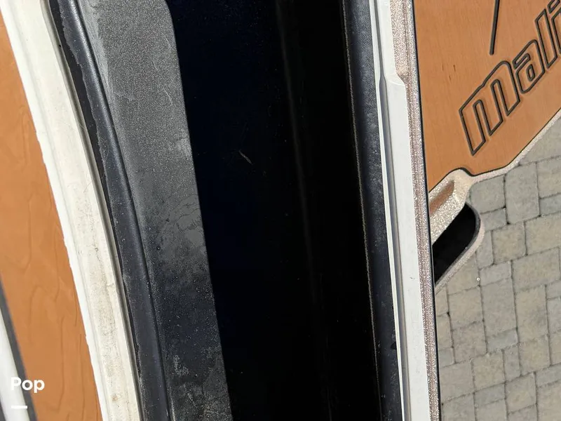 Slide: The Image of Malibu M220 2021 - 16793992