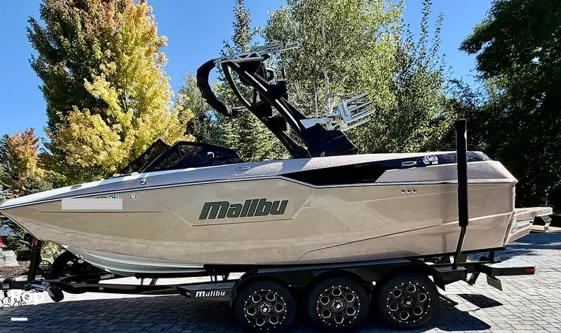 Slide: The Image of Malibu M220 2021 - 16794041