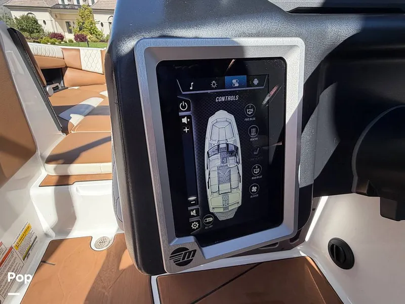 Slide: The Image of Malibu M220 2021 - 16793975