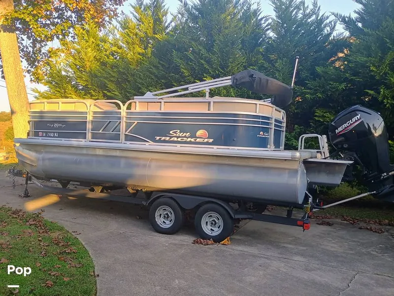 The Image of Sun Tracker Party Barge 20 DLX 2022 - 16830197