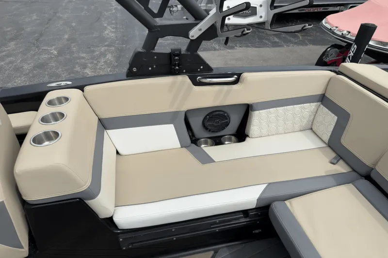 Slide: The Image of Heyday Wake Boats H22 2022 - 12