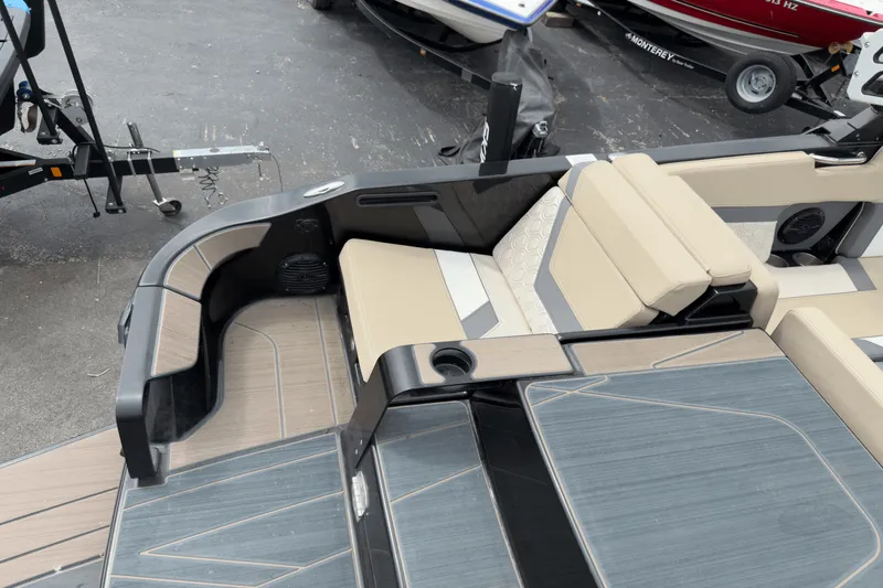 Slide: The Image of Heyday Wake Boats H22 2022 - 6