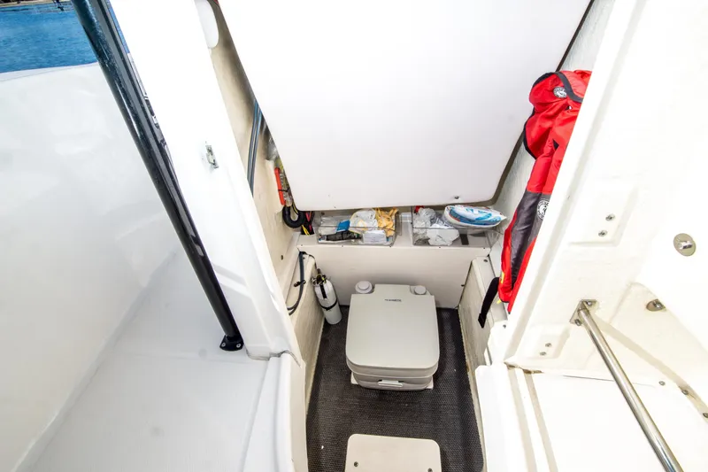 Slide: The Image of Robalo R 200 Center Console 2018 - 15