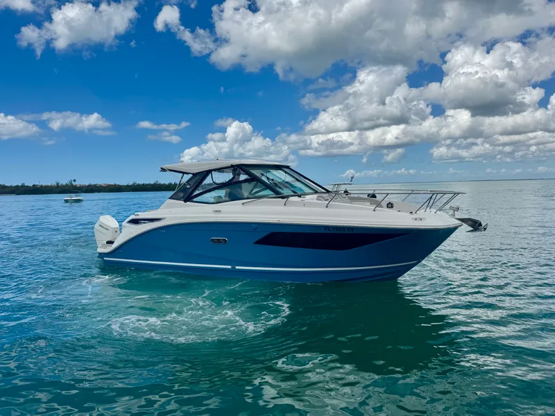 Slide: The Image of Sea Ray 320 SUNDANCER OB 2025 - 10