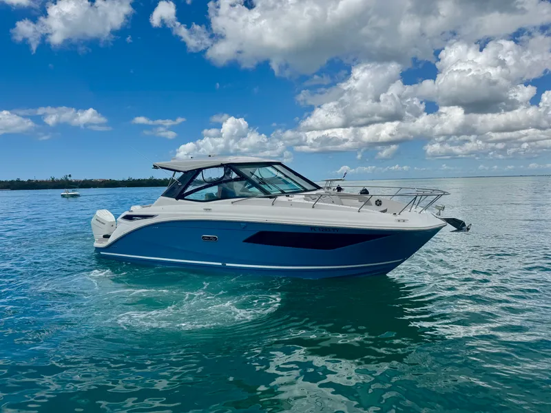 Slide: The Image of Sea Ray 320 SUNDANCER OB 2025 - 11