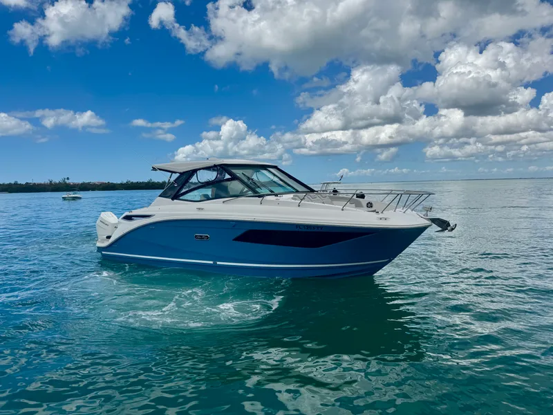 Slide: The Image of Sea Ray 320 SUNDANCER OB 2025 - 12