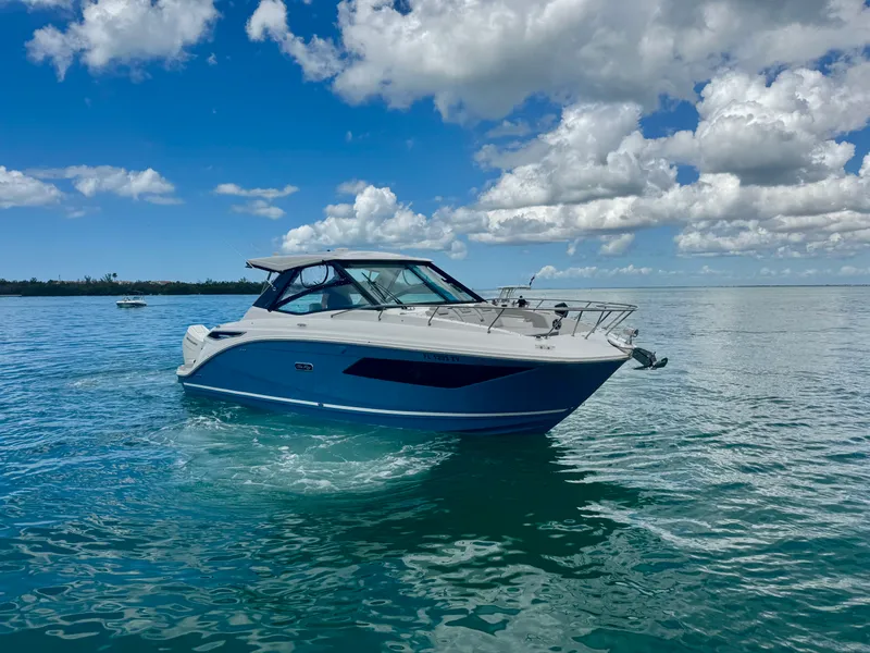 Slide: The Image of Sea Ray 320 SUNDANCER OB 2025 - 15