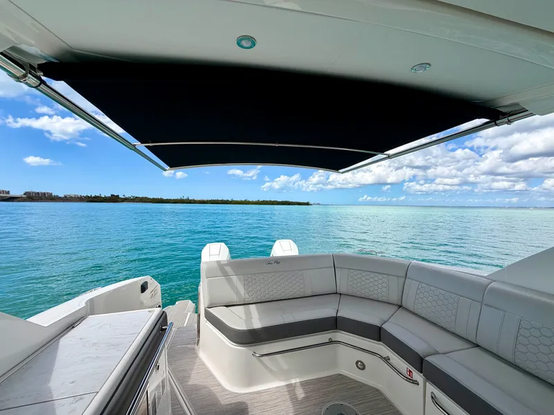 Slide: The Image of Sea Ray 320 SUNDANCER OB 2025 - 20