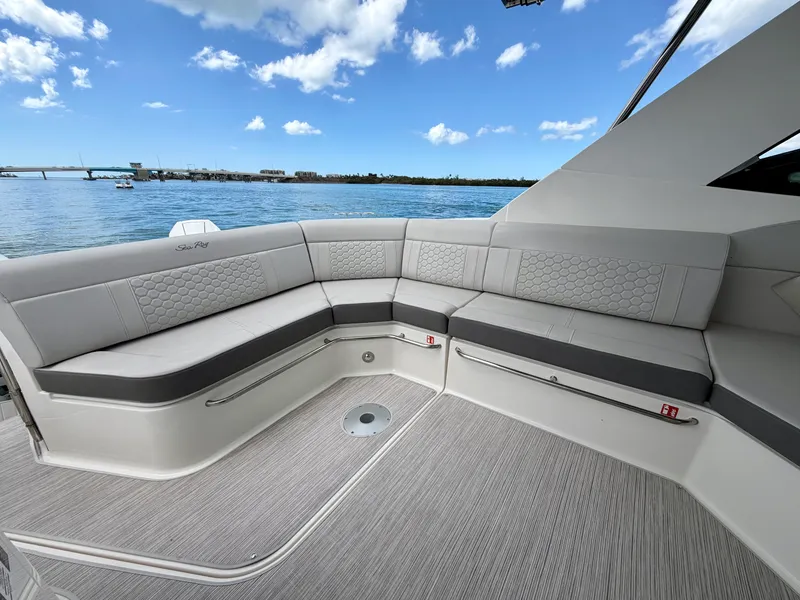 Slide: The Image of Sea Ray 320 SUNDANCER OB 2025 - 21