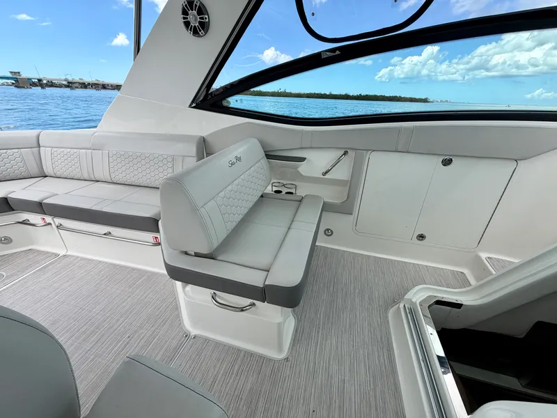 Slide: The Image of Sea Ray 320 SUNDANCER OB 2025 - 22