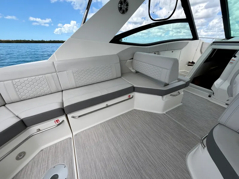 Slide: The Image of Sea Ray 320 SUNDANCER OB 2025 - 23