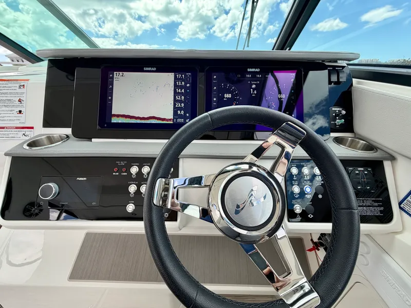 Slide: The Image of Sea Ray 320 SUNDANCER OB 2025 - 24