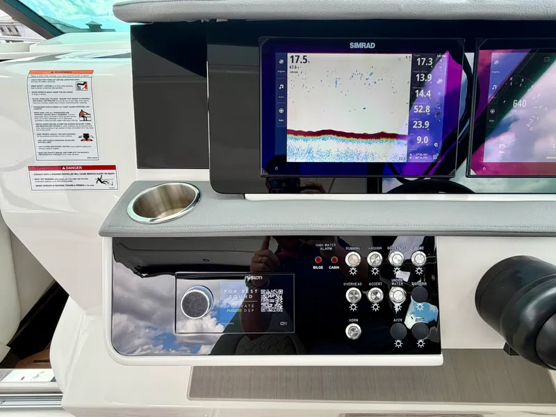 Slide: The Image of Sea Ray 320 SUNDANCER OB 2025 - 25