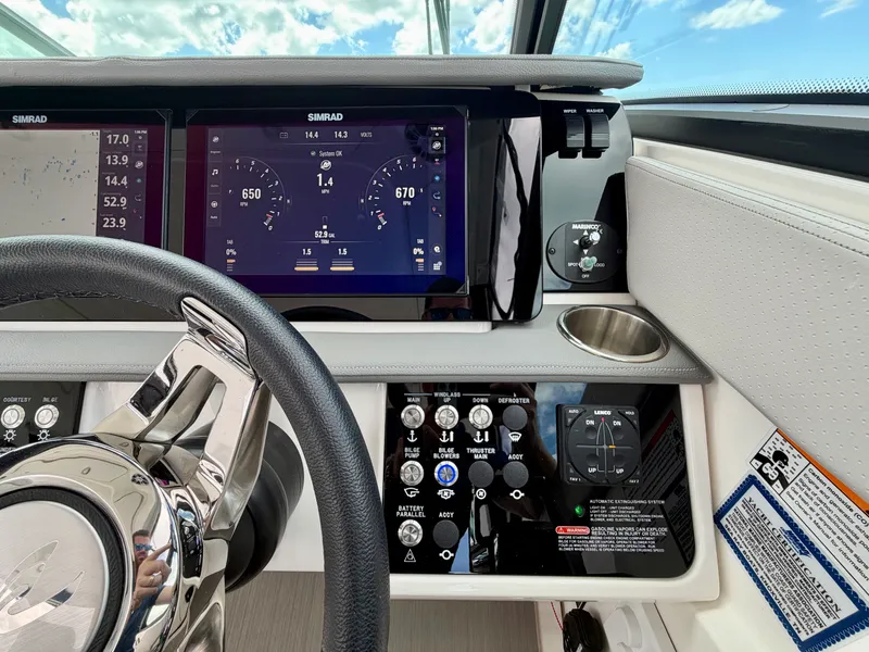 Slide: The Image of Sea Ray 320 SUNDANCER OB 2025 - 26