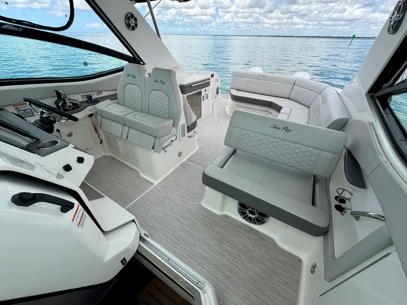 Slide: The Image of Sea Ray 320 SUNDANCER OB 2025 - 28