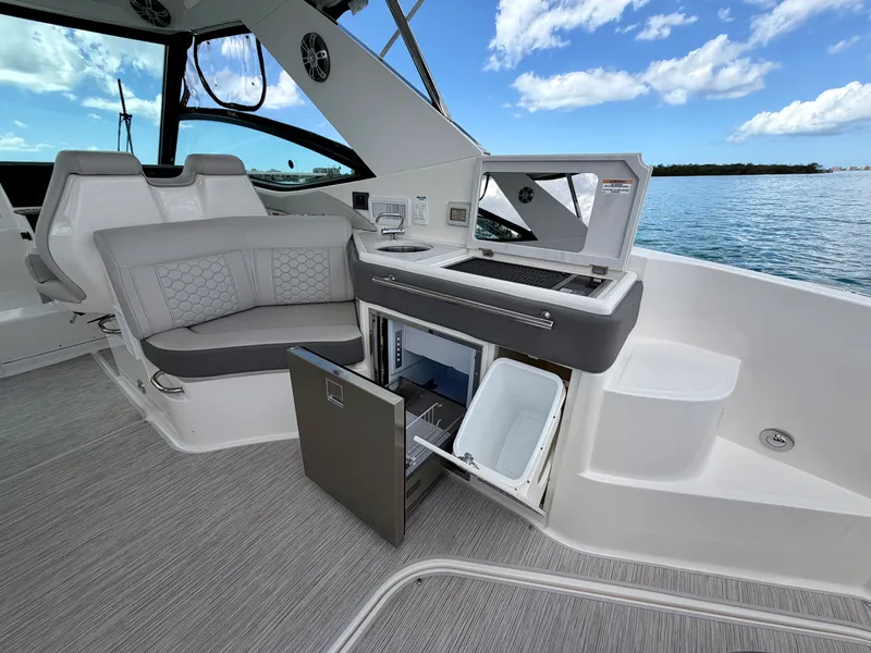 Slide: The Image of Sea Ray 320 SUNDANCER OB 2025 - 29