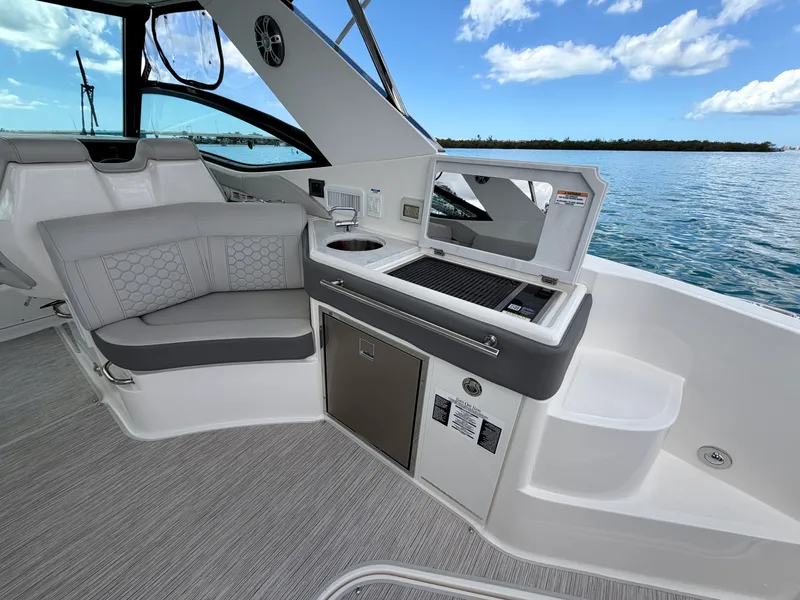 Slide: The Image of Sea Ray 320 SUNDANCER OB 2025 - 30