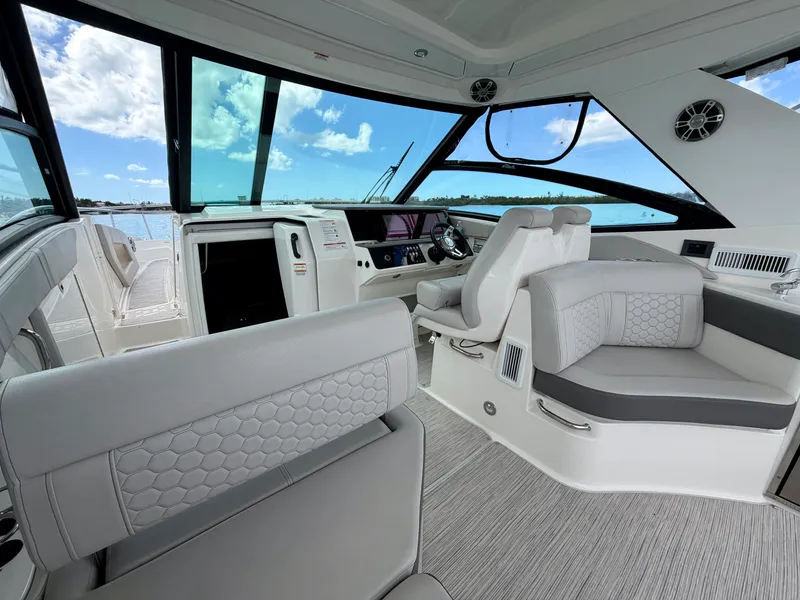 Slide: The Image of Sea Ray 320 SUNDANCER OB 2025 - 32
