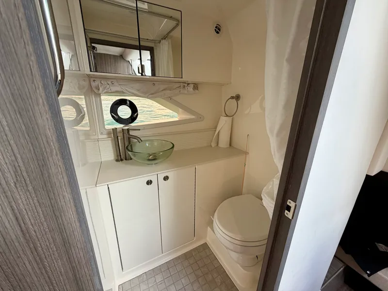 Slide: The Image of Sea Ray 320 SUNDANCER OB 2025 - 35