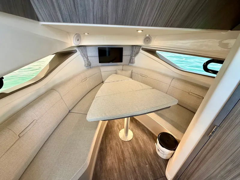 Slide: The Image of Sea Ray 320 SUNDANCER OB 2025 - 36