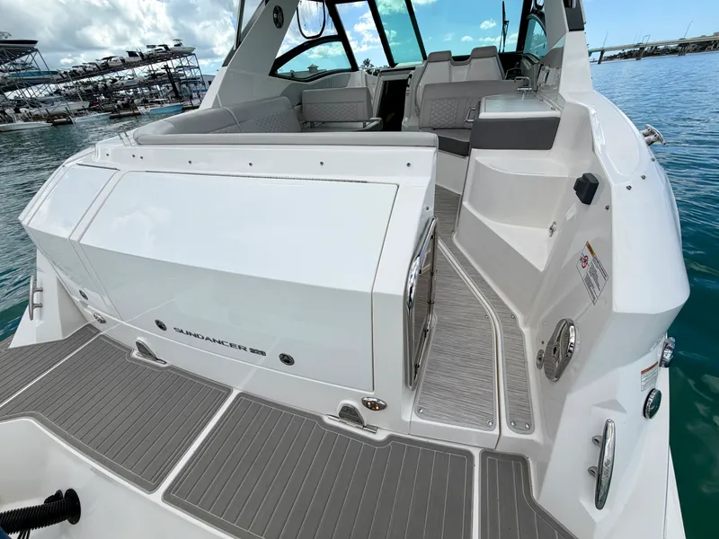 Slide: The Image of Sea Ray 320 SUNDANCER OB 2025 - 37