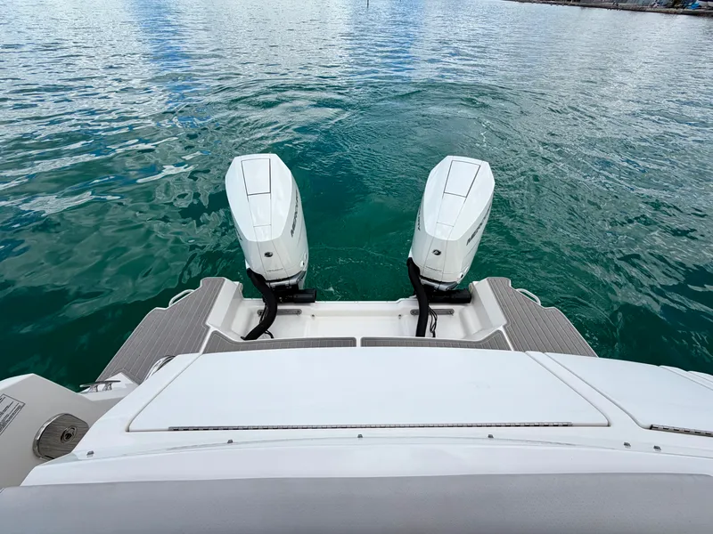 Slide: The Image of Sea Ray 320 SUNDANCER OB 2025 - 39