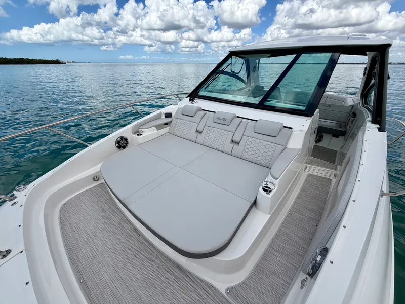 Slide: The Image of Sea Ray 320 SUNDANCER OB 2025 - 40
