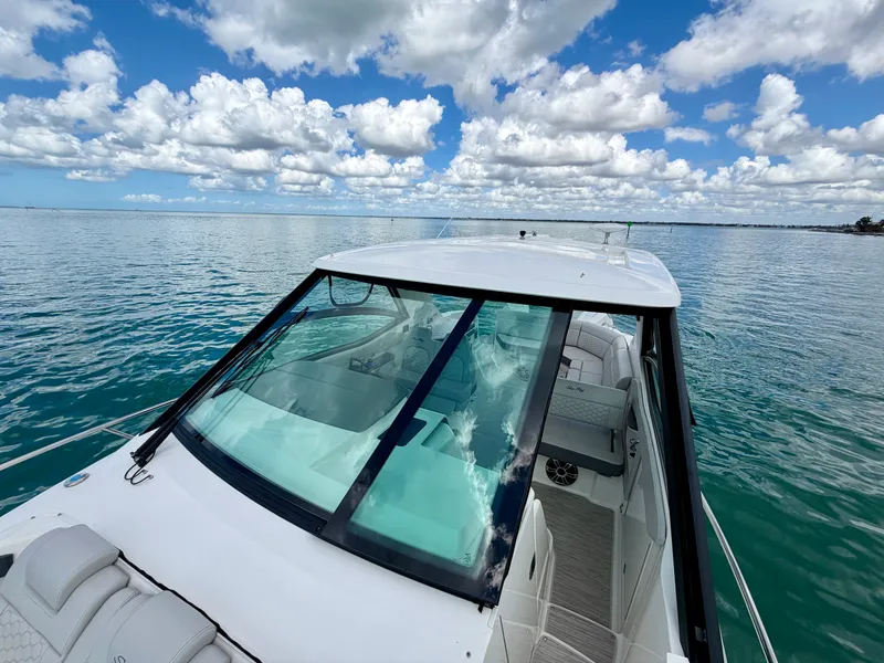 Slide: The Image of Sea Ray 320 SUNDANCER OB 2025 - 41
