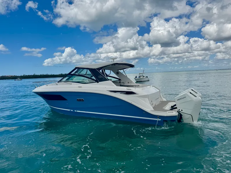 Slide: The Image of Sea Ray 320 SUNDANCER OB 2025 - 45