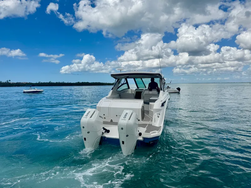 Slide: The Image of Sea Ray 320 SUNDANCER OB 2025 - 47