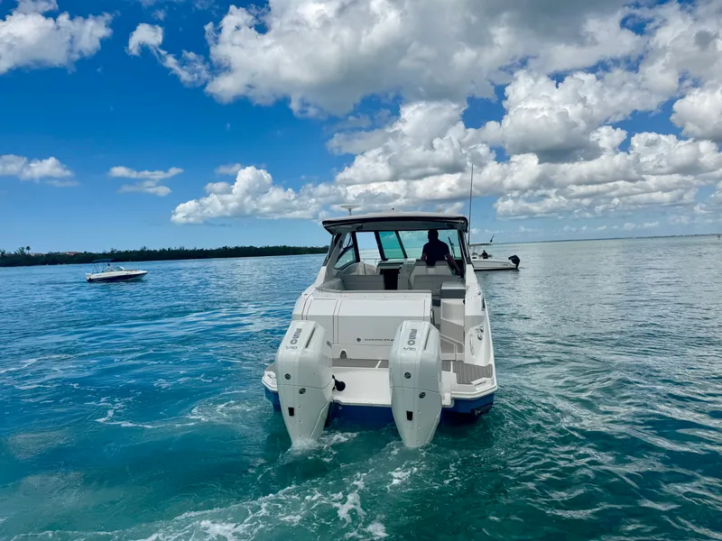 Slide: The Image of Sea Ray 320 SUNDANCER OB 2025 - 48