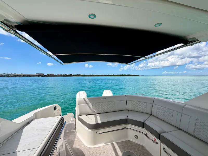 Slide: The Image of Sea Ray 320 SUNDANCER OB 2025 - 50