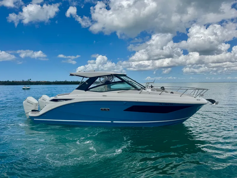 Slide: The Image of Sea Ray 320 SUNDANCER OB 2025 - 55