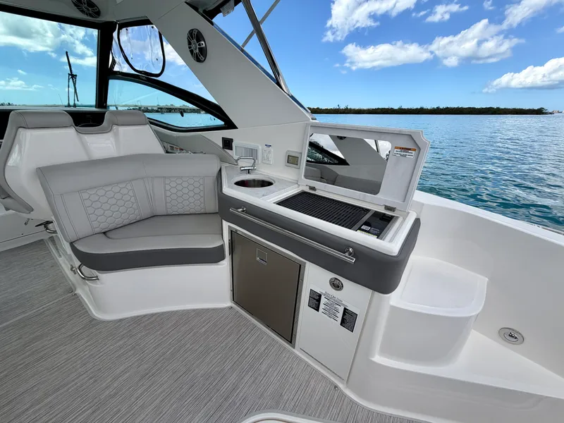 Slide: The Image of Sea Ray 320 SUNDANCER OB 2025 - 59