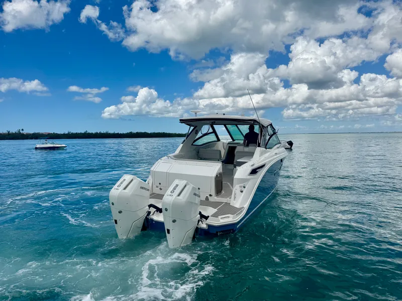 Slide: The Image of Sea Ray 320 SUNDANCER OB 2025 - 6