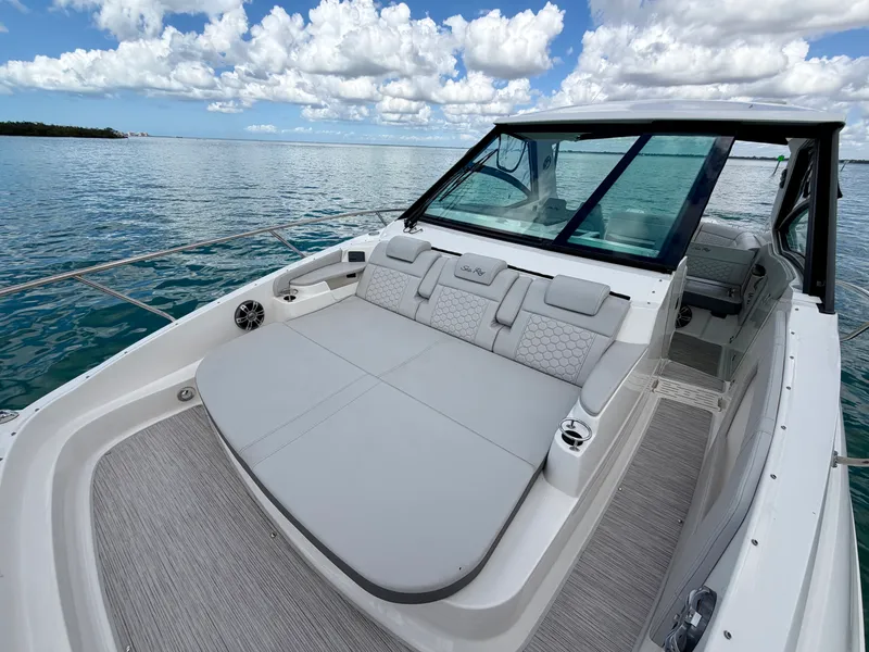 Slide: The Image of Sea Ray 320 SUNDANCER OB 2025 - 60