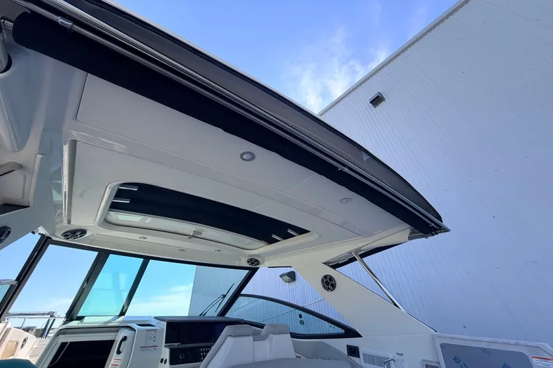 Slide: The Image of Sea Ray Sundancer 320 Outboard 2026 - 20