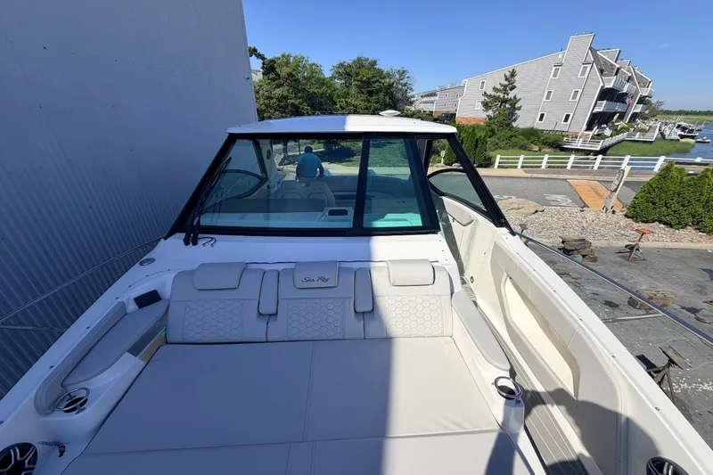 Slide: The Image of Sea Ray Sundancer 320 Outboard 2026 - 41