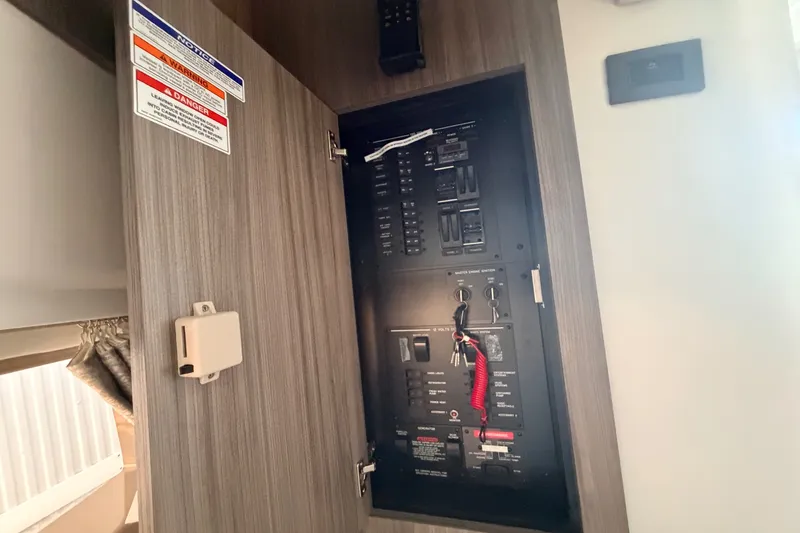 Slide: The Image of Sea Ray Sundancer 320 Outboard 2026 - 45